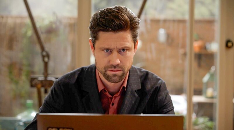 Julius (Jan Stapelfeldt m.) wird klar, dass Valerie ihn manipuliert. Als er misstrauisch Valeries Browserverlauf checkt, glaubt er, dass Valerie mit einer gefälschten Mail Simon schaden will … – Bild: NDR/​ARD/​Studio Hamburg Serienwerft
