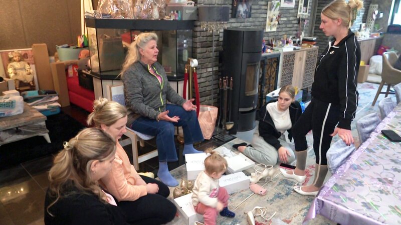 In drei Monaten geben sich Loredana und Servet das „Ja-Wort“. Bis dahin ist viel zu tun. – Bild: RTLZWEI, Yellowstone Productions