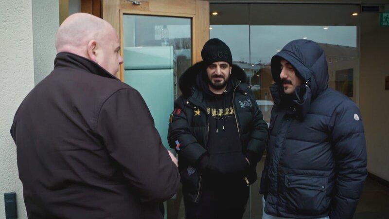 Schuldeneintreiber suchen auch nach einem Mann, der Miete schuldet. – Bild: Warner Bros. Discovery