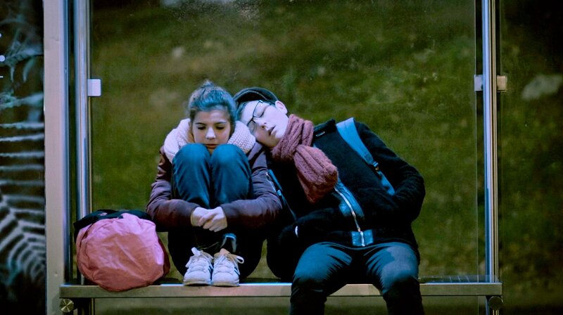 Zora fährt in aller Frühe zum Gymnastiktraining. Ihrem Bruder ist das viel zu früh. – Bild: SR/​HRT Kroatien