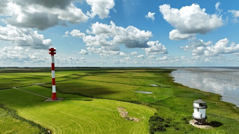 Ein maritimes Denkmal: Der Alte Leuchtturm in Balje bietet eine hervorragende Sicht auf den Schiffsverkehr der Elbe und die einzigartige Kehdinger Vogelwelt. – Bild: NDR/​Milena Schwoge