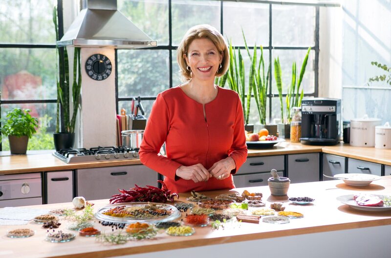 Manche mögen’s scharf. Doch ob Chili, Pfeffer oder Ingwer – wie unser Essen schmeckt, können wir mit allerlei Gewürzen beeinflussen. Warum wir überhaupt unsere Geschmacksknospen anregen wollen, erklärt Susanne Holst bei „Wissen vor acht – Mensch“. – Bild: ARD/​Michael Boehme