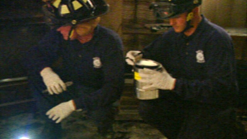 Die Feuerwehrmänner suchen nach dem Brandherd … – Bild: RTL Zwei