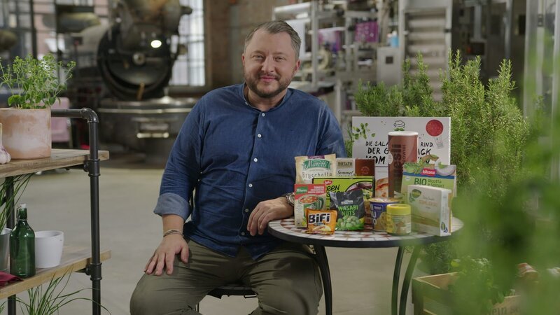 Hühnerbrühe, Pizza oder Tortellini: Viele verarbeitete Lebensmittel enthalten Rosmarin-Extrakt. Dass der Zusatzstoff nichts mehr mit dem Gewürz zu tun hat, deckt Sebastian Lege auf. – Bild: ZDF und Lars Döring