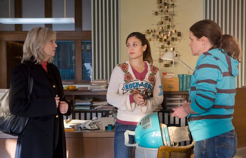 Nachbarschaftsstreit direkt vor der Anwaltskanzlei: Isabel von Brede (Sabine Postel, l.) zählt auf die Hilfe von Yasmin (Sophie Dal, M.) und Gudrun (Katrin Pollitt, r.) – Bild: MDR/​Georges Pauly