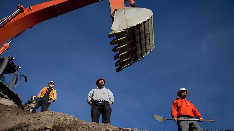 The Hitachi 800 Excavator with Jack Hoffman, Todd Hoffman and Dave Turin. – Bild: Discovery Communications