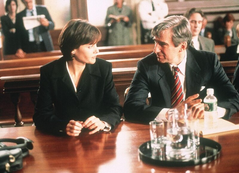 Die Staatsanwälte Jack McCoy (Sam Waterston, re.) und Jamie Ross (Carey Lowell) beschließen Anwalt Baker eine Falle zu stellen, um an seine Hintermänner am Gericht zu gelangen. – Bild: RTL