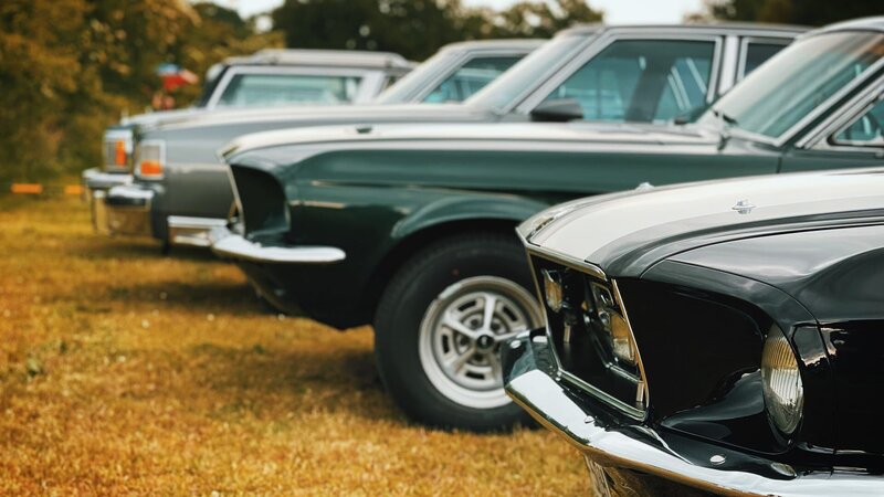 Oldtimermarkt. – Bild: Warner Bros. Discovery