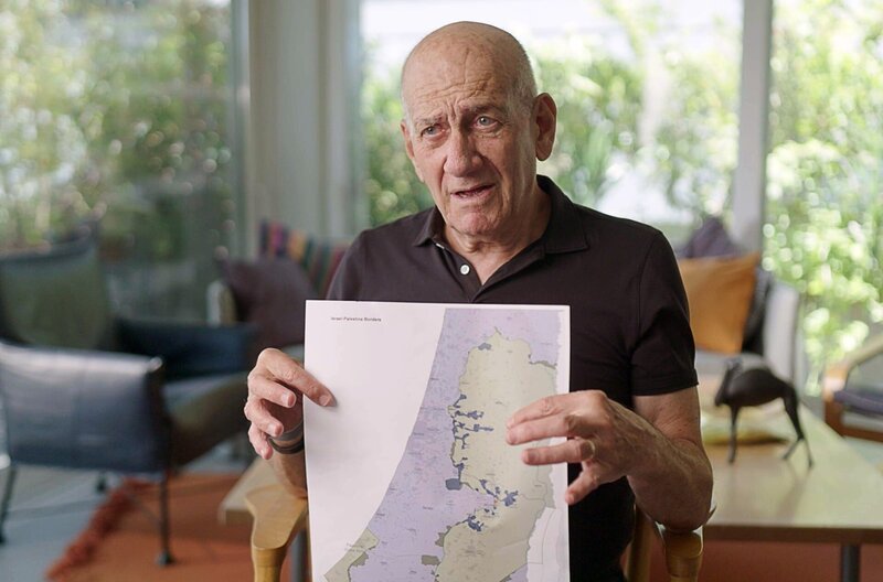 Zum ersten Mal zeigt Ehud Olmert (im Bild), ehemaliger Ministerpräsident Israels (2006⁠–⁠2009), öffentlich die Verhandlungskarte von 2008, die Mahmud Abbas, dem damaligen Präsidenten der Palästinensischen Autonomiebehörde, vorgelegt wurde. – Bild: Les Films d’Ici/​Zinc Television Ltd.