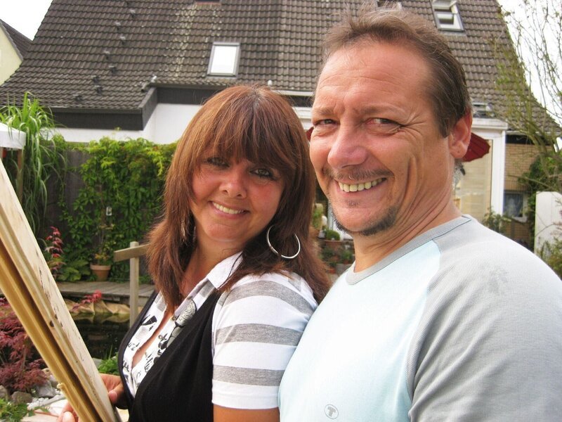 Ingo und Marion haben wieder alle Hände voll zu tun. Eine Blockhütte soll her, damit das Feuerholz trocken bleibt und die beiden romantisch vor dem knisternden Kamin kuscheln können. – Bild: RTL /​ Tokee bros.