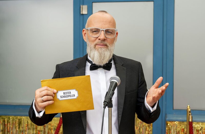 Die besten Schauspieler:innen kommen nicht nur aus Hollywood? Genau, auch im Tierreich gibt es großartige „Schauspieler“, die perfekt in eine andere Rolle schlüpfen. In der Wissenschaft nennt man diese Nachahmung, um andere Lebewesen zu täuschen, abzuschrecken oder anzulocken, Mimikry. Thomas D verleiht daher Preise für die fantastische Wespenschwebfliege und für den Mimik-Oktopus, der seine Form, Farbe und sein Muster so verändern kann, wie er es gerade benötigt. Er kann z.B. aussehen wie ein Plattfisch oder auch eine Seeschlange. Ein beeindruckendes Natur-Schauspiel bei „Wissen vor acht – Natur“. – Bild: ARD/​Bavaria Entertainment/​Melanie Grande