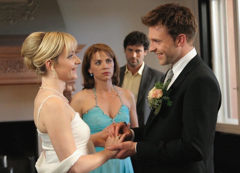 Wege zum Glück Kapitel 408 Staffel 1, Episode 408 Elsa und Ben geben sich vor den Augen der Trauzeugen Nina und Max das Jawort: Corinna A. Horn als Elsa, Gisa Zach als Nina, Jost Pieper als Max, Hubertus Grimm als Ben – Bild: SRF/​ZDF