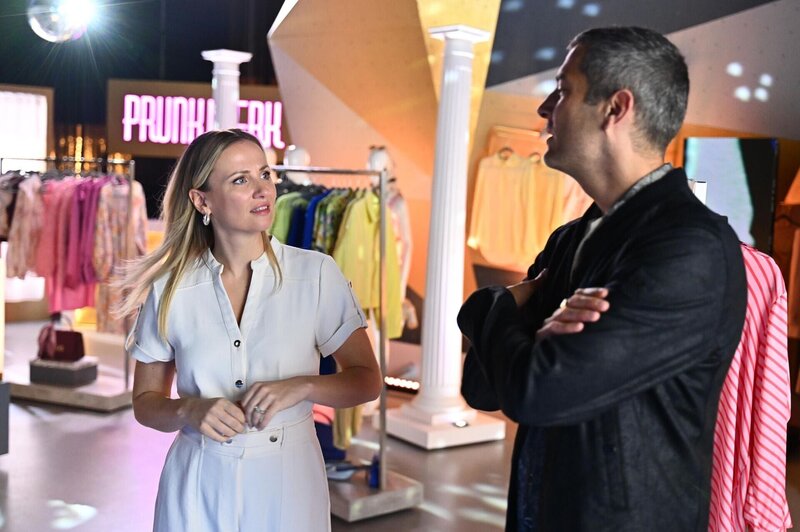 Dragan (Florian Thunemann) bereut seinen spontanen Gefühlsausbruch und rudert zurück. Links Isabelle (Ania Niedieck) – Bild: RTL /​ Julia Feldhagen