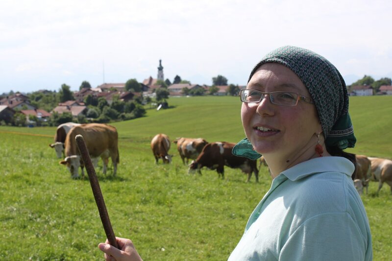 Barbara Neuner bewirtschaftet gemeinsam mit ihrem Mann einen Biobetrieb mit hofeigener Käserei in der Nähe von Glonn. Sie vertreibt ihren Käse über umliegende Bauernmärkte. Die Oberbayerin ist vielseitig engagiert und auf ihrem Hof wird viel musiziert. – Bild: BR/​megaherz gmbh