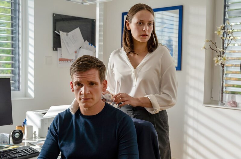 Franzika Schäfer (Thekla Hartmann, h. mit Frederik Bott, v.) wusste nichts von der Schwangerschaft ihrer Schwester. – Bild: ARD/​Thomas Neumeier