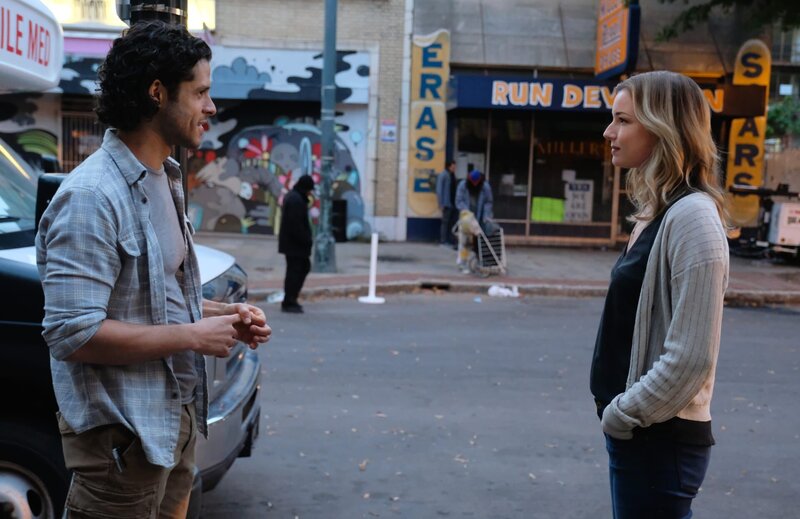 Dr. Alec Shaw (Miles Gaston Villanueva, l.); Nevin (Emily VanCamp, r.) – Bild: 2018⁠–⁠2019 Twentieth Century Fox Film Corporation. All rights reserved. Lizenzbild frei