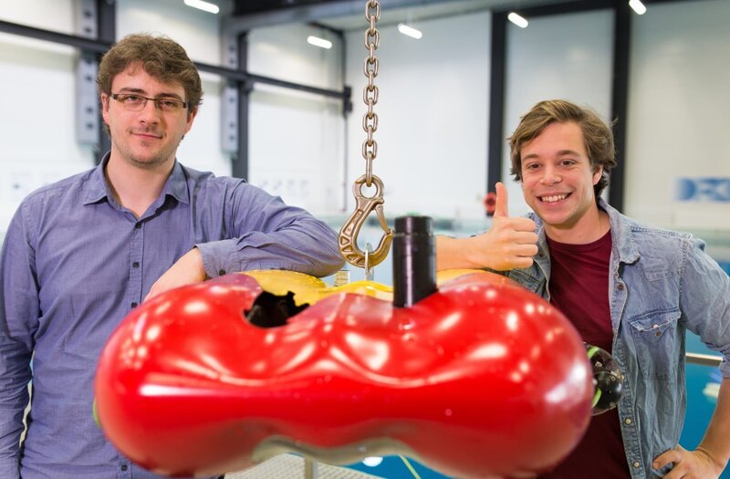Checker Tobi (re.) am Deutschen Forschungszentrum für künstliche Intelligenz (DFKI) in Bremen mit Roboterforscher Marc Hildebrand und einem Unterwasserroboter – Bild: BR/​megaherz gmbh/​Hans-Florian Hopfner