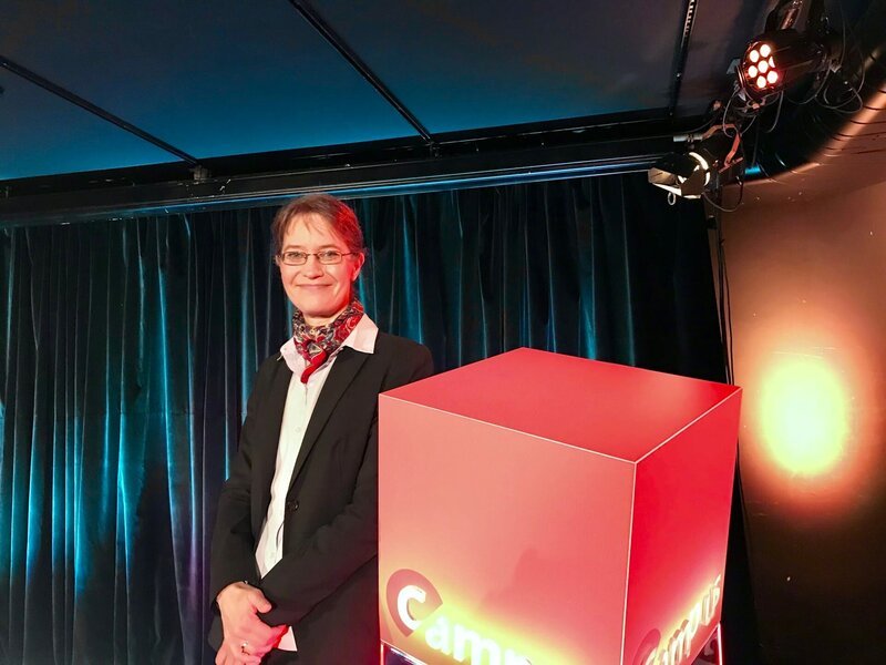 Diesmal erläutert die Volkswirtschaftlerin Prof. Dr. Karen Pittel (im Bild) vom Ifo Leibniz-Institut an der Universität München, welche Bedeutung Fairness beim Klimaschutz hat. Und der Chemiker Dr. Frederik Wurm vom Max-Planck-Institut für Polymerforschung Mainz hat herausgefunden, wie man mit biologisch abbaubaren Nano-Trägern den Pestizideinsatz in der Landwirtschaft verringern kann. – Bild: BR/​Marinus Zängerl