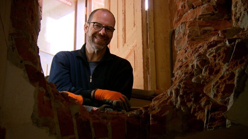 Turmbesitzer Alain Caboussat ist fast jeden Tag auf der Baustelle und versucht so viel wie möglich selber zu machen. – Bild: NDR/​Franziska Voigt