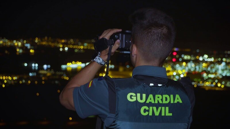 Civil Guardian schaut durch ein Fernglas – Bild: Warner Bros. Discovery