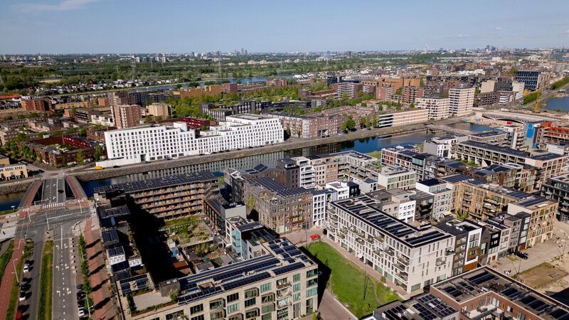 Der Hanns-Seidel-Platz im Münchner Stadtteil Neuperlach. Aus einer trostlosen Asphaltwüste soll hier eine grüne Oase für die Anwohnenden entstehen – „Neuperland“. – Bild: ZDF