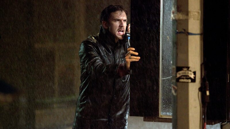 Ein ehemaliger Polizist, der nun als Privatermittler arbeitet, erhält den Auftrag, die Mörder der Frau des Drogendealers Kenny (Dan Stevens, Foto) zu finden. Seine Ermittlungen führen ihn tief in die gefährliche Unterwelt von New York. – Bild: Universal Pictures / ATSUSHI NISHIJIMA Ein ehemaliger Polizist, der nun als Privatermittler arbeitet, erhält den Auftrag, die Mörder der Frau des Drogendealers Kenny (Dan Stevens, Foto) zu finden. Seine Ermittlungen führen ihn tief in die gefährliche Unterwelt von New York. – Bild: Universal Pictures / ATSUSHI NISHIJIMA