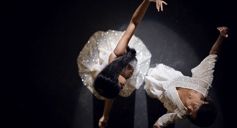 Ela (Melodie Wakivuamina, links) und Noé (Sheri Hagen) tanzen in einem endlosen Raum. – Bild: Lena Katharina Krause /​ BR, HMS