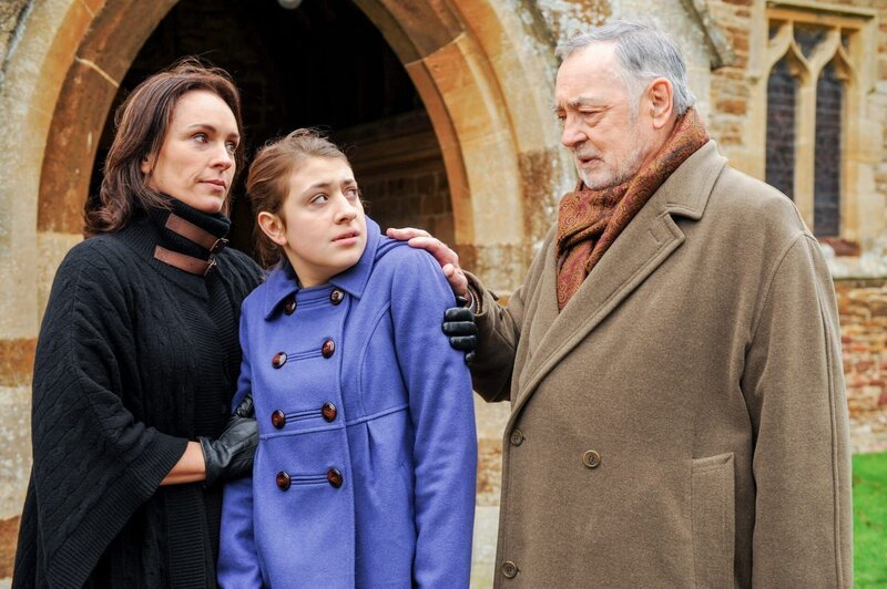 Der Gutsherr Augustus Mortmaigne (Richard Johnson, r.) und seine Frau Selina (Juliet Aubrey) haben Briony Grahame (Georgia Groome), die Tochter des ermordeten Gutsverwalters, in ihre Obhut genommen. – Bild: ORF/​ITV