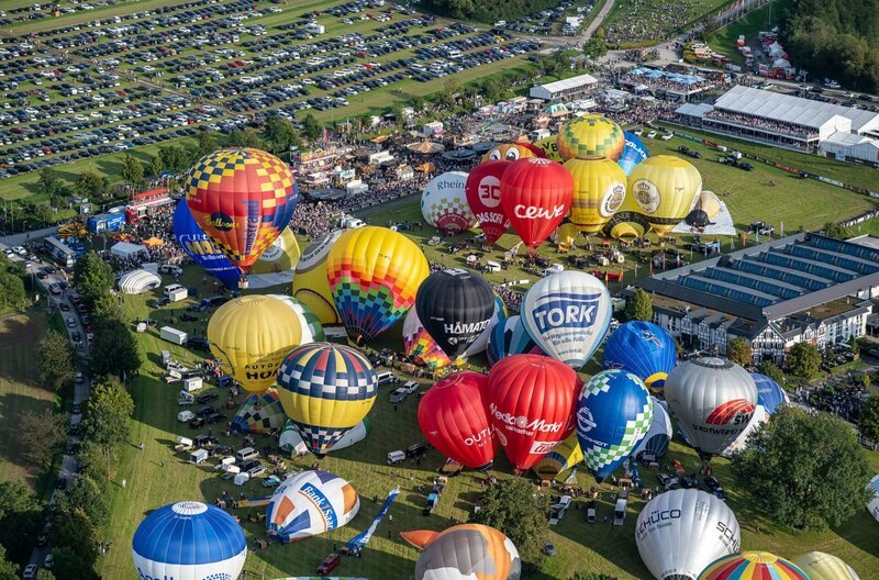 Es ist ein Ballonfestival der Extraklasse. Seit 1986 treffen sich begeisterte Ballonfahrer im Sauerland zur „Warsteiner Internationale Montgolfiade“. – Nordrhein-Westfalen, Warstein: Ballons werden vor dem ersten Massenstart bei der 30. Warsteiner Internationalen Montgolfiade zum Abflug vorbereitet. – Bild: WDR/​Markus Klümper/​dpa