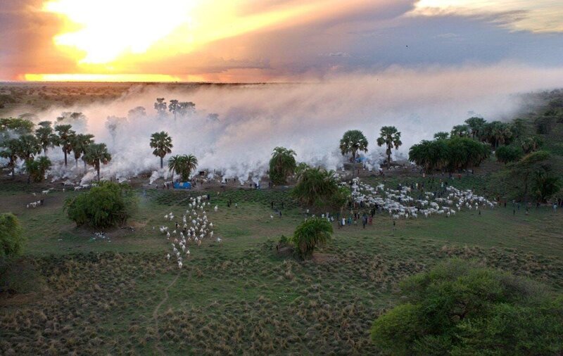 Ein Dinka Dorf mit Lagerfeuern, Sudd. – Bild: port.hu