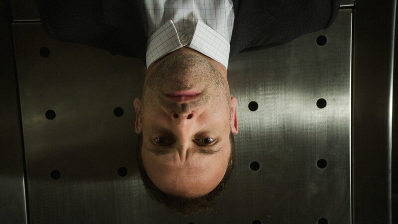 Sherlock Holmes (Jonny Lee Miller) hat wieder mal seine ganz eigene Art und Weise, einen neuen Fall zu lösen … – Bild: 2017 CBS Broadcasting Inc. All Rights Reserved. Lizenzbild frei