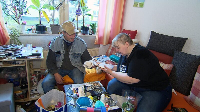 Frührentnerin Dagmar (55) und ihr bester Freund und Nachbar Erich (62) – Bild: RTLZWEI, Tele München, Odeon En