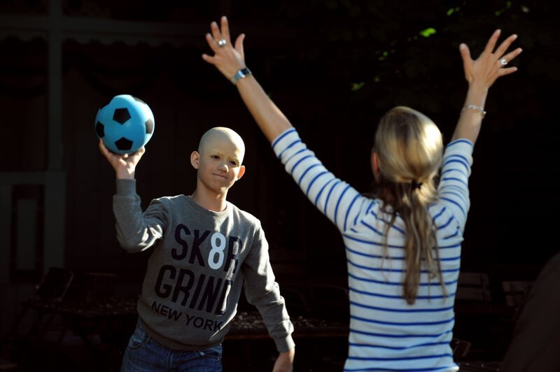 Fabian spielt mit seiner Mutter. Von links: Fabian (Meyo Dispoti) und Mila (Nina Juraga). – Bild: BR/​Marco Orlando Pichler