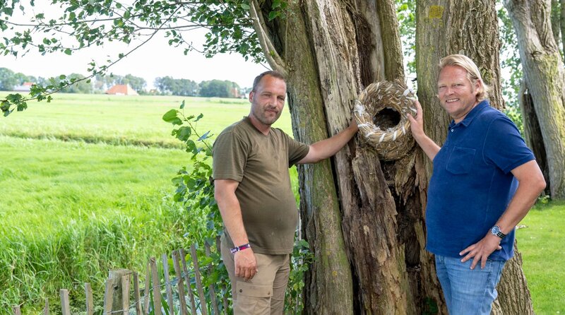 Im kleinen Ort Parrega besucht Björn Freitag (r) Jäger Tiede Haringsma und seine Frau Grace. Tiede bejagt Wildgänse, deren steigende Population für Landwirte zunehmend zum Problem wird. – Bild: WDR/​Melanie Grande
