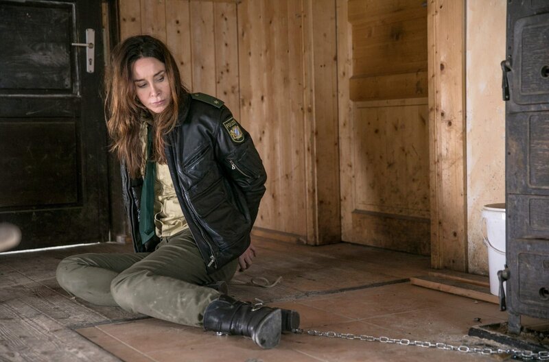 Sabine Kaiser (Katharina Müller-Elmau) versucht, sich aus ihrem Gefängnis zu befreien. – Bild: ARD/​TMG/​Chris Hirschhäuser