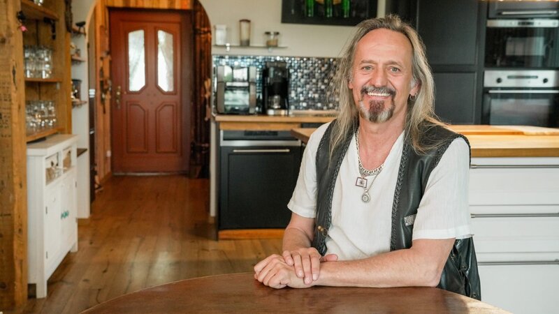 Stiletto, 50 „plus“, Veranstaltungstechniker aus Niederösterreich, ist seit über 40 Jahren Musiker mit Herz und Haltung, und auf der Suche nach der „besten Frau der Welt“. Wer das sein könnte? Jemand, der ihn so nimmt, wie er ist – und das ist alles andere als 08/​15. Als Stiletto eine musikalische Kostprobe von Bon Jovi ‚Bed of Roses‘ gibt, lobt ihn Nina Horowitz mit einem charmanten „Bravissimo!“. Seine neue Partnerin soll Stil haben – aber auch Feuer. Ein Hausmütterchen? Bitte nicht. „Sie sollte so viel Dame sein, dass sie sich mit einem Typen wie mir gar nicht einlassen würde“, meint er augenzwinkernd. Zweimal war Stiletto verheiratet, doch beide Ehen hielten nicht. Über seine Vergangenheit spricht er offen. Aufgewachsen ist er bei den Großeltern, weil die Mutter nach der Geburt verschwand. „Meinen besten Freund kenn ich länger als meine Mutter“, erzählt er offen. Über Erotik spricht er sehr gern. Swingerclubs? Nein, danke: „Man muss gleich am Anfang seine Kleidung loswerden. Wir Männer schauen einfach komisch aus – in Schlapfen und Bademantel. Frauen hingegen, die schauen immer gut aus.“ Lieber würde er in eine erotische Bar gehen: „Im Anzug, mit Stil – und wenn mir dann danach ist, kann ich mir immer noch die Hose ausziehen.“ Wie alt er ist? „Wie alt hätten Sie mich denn gern?“, fragt er frech zurück. Eines ist klar: Wer Stiletto erobern will, braucht Esprit, Humor – und Lust auf Rock’n’Roll. – Bild: Talk TV /​ ORF /​ Gustl Gschwantner