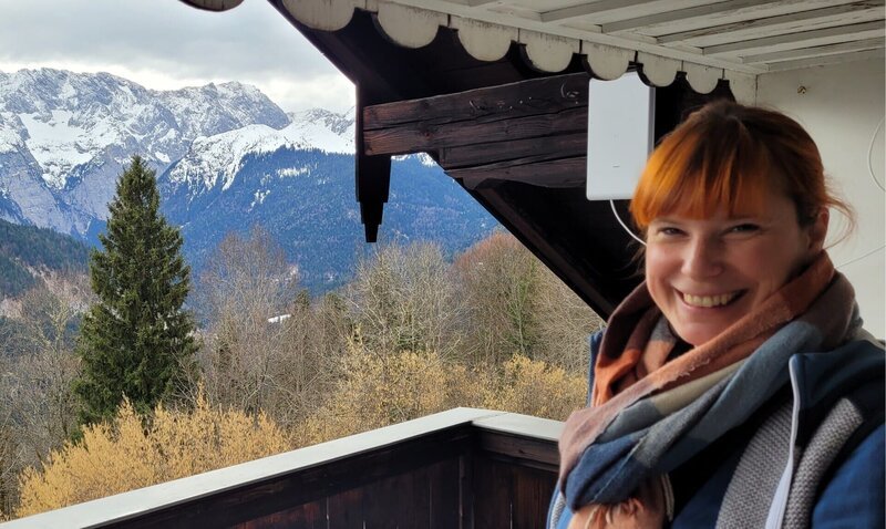 Julia Ortner auf Balkon des Berggasthofes Eckbauer. – Bild: BR/​Ralph Gladitz