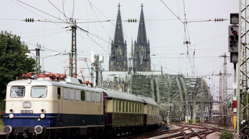 Die Hohenzollernbrücke ist eine der meistbefahrensten Eisenbahnbrücken Europas – von hier aus ging es schon immer in alle Welt. – Bild: WDR/​Gruppe 5 Filmproduktion