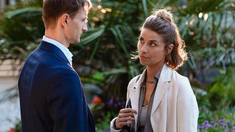 Selina Delbridge (Jaëla Probst) hat sich in Jon Stebbings (Oleg Tikhomirov) verliebt und ist gekränkt, dass er ihre Gefühle nicht erwidert. – Bild: ZDF und Steve Tanner