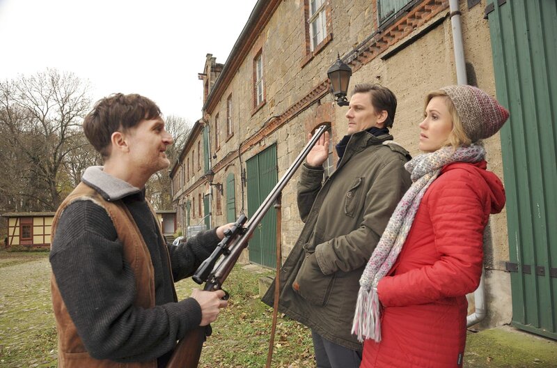 Bauer Lüding (Jörn Hentschel, links) zeigt Lauer (Marc Oliver Schulze, Mitte) und Klara (Wolke Hegenbarth) sein Gewehr. Damit wurde nicht geschossen! – Bild: ARD/​BR/​Hardy Spitz