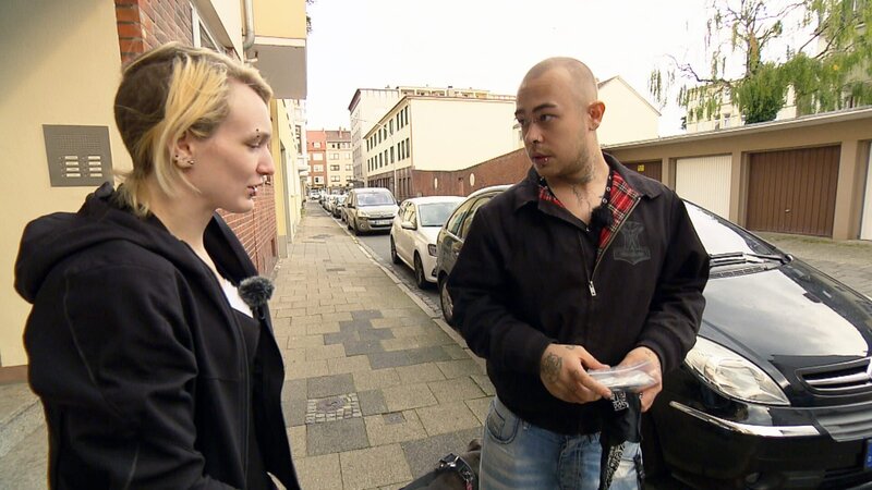 In Bremerhaven leben Kevin (24) und Sylvia (25) mit ihrem Hund Talia, der sich verletzt hat. Doch das Geld für den Tierarzt fehlt. – Bild: RTLZWEI