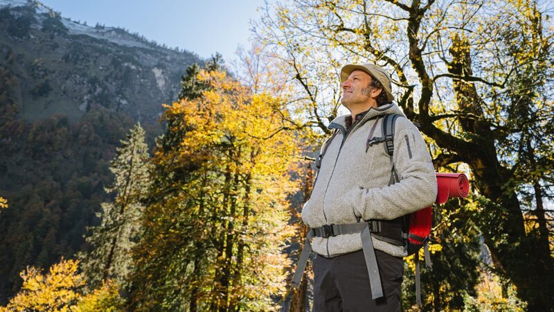 Der Schmidt Max beim Bergyoga. – Bild: Schelke Bonnetsmüller /​ BR, south & browse GmbH /​ BR/​south & browse GmbH/​Schelke Bonnetsmüller
