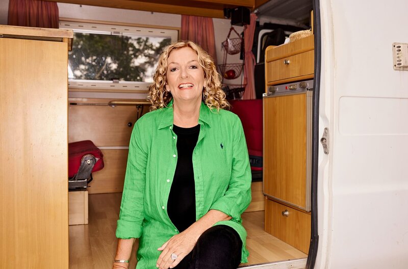 Camping mit Bettina Tietjen – das bedeutet nicht nur die schönsten Aussichten und Lagerfeuerromantik, sondern immer auch unerwartete Ereignisse. Zusammen mit ihren prominenten Mitreisenden, dem Handballweltmeister Pascal „Pommes“ Hens, der humorvollen Ariana Baborie, Ex-Box-Champ Axel Schulz, Schauspieler Leo Reisinger und der stets fröhlichen Isabel Varell wird die Reise zu einem unvergesslichen Erlebnis. – Bild: NDR/​Hendrik Lüders