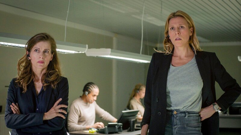 Kriminaldirektorin Reetz (Judith Rosmair) und Neu-Hauptkommissarin Grosz (Franziska Weisz) sind nervös. – Bild: NDR/​Meyerbroeker