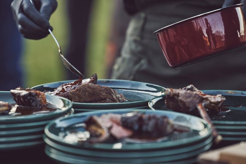 Die Grillteller für die Mosher werden angerichtet. – Bild: br