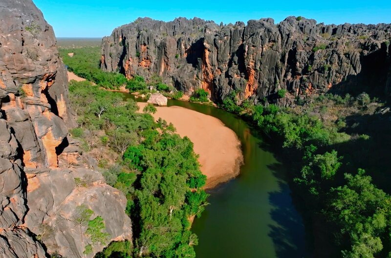 Am südlichen Rand der Kimberley-Region ragt ein Korallenriff aus dem Wüstenboden – der Lennard River teilt das kleine Gebirge. – Bild: phoenix/​SWR/​Peter Moers