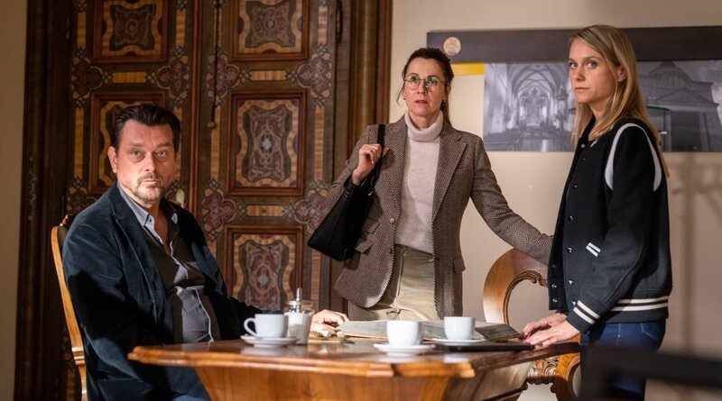 Sascha Bergmann (Hary Prinz, links) und Anni Sulmtaler (Anna Unterberger, rechts) konfrontieren die Archivarin Ruth Kramer (Doris Schretzmayer, Mitte), wie die kostbaren Schriften ohne ihr Wissen entnommen werden konnten. – Bild: ARD Degeto/Allegro Film/Toni Muhr Sascha Bergmann (Hary Prinz, links) und Anni Sulmtaler (Anna Unterberger, rechts) konfrontieren die Archivarin Ruth Kramer (Doris Schretzmayer, Mitte), wie die kostbaren Schriften ohne ihr Wissen entnommen werden konnten. – Bild: ARD Degeto/Allegro Film/Toni Muhr