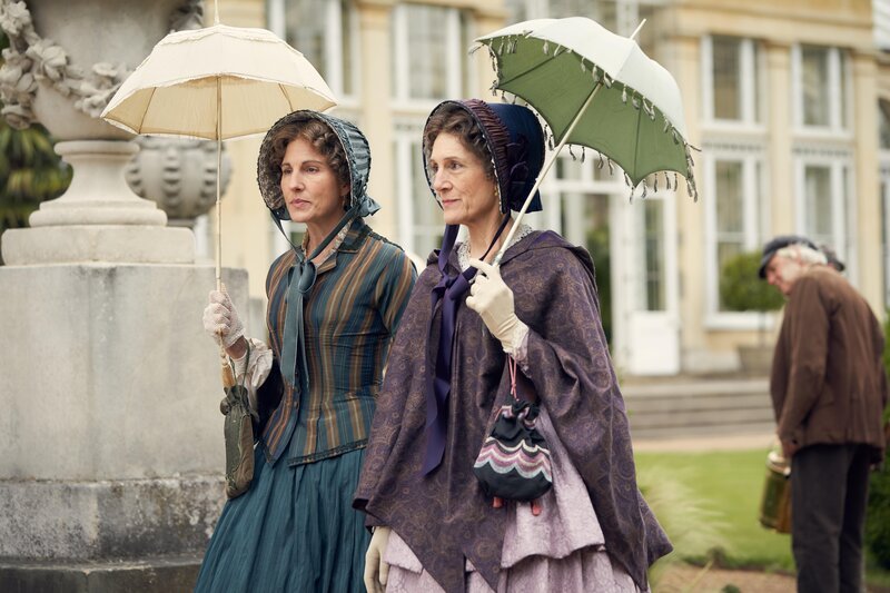 Anne Trenchard (Tamsin Greig, l.) und Lady Brockenhurst (Harriet Walter) – Bild: RTL /​ Carnival Film & Television