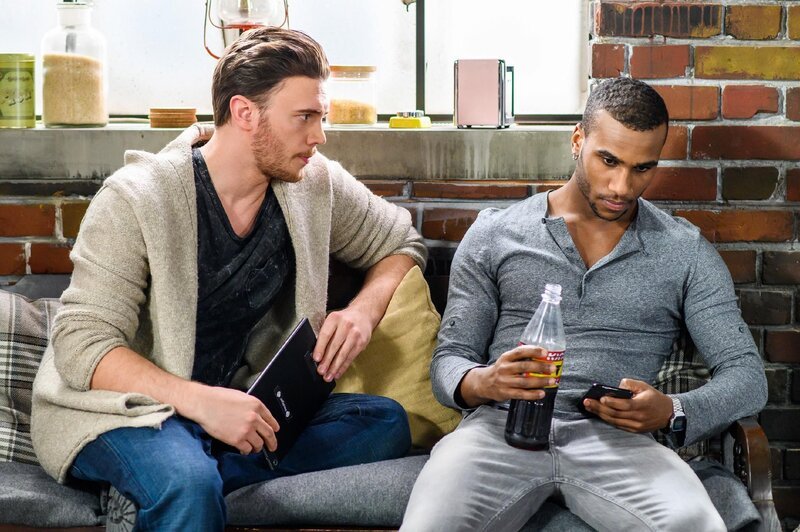 Moritz (Tijan Njie, r.) glaubt im Gespräch mit Ronny (Bela Klentze) nicht, dass Niclas ihm noch eine Chance gibt. – Bild: RTL /​ Willi Weber