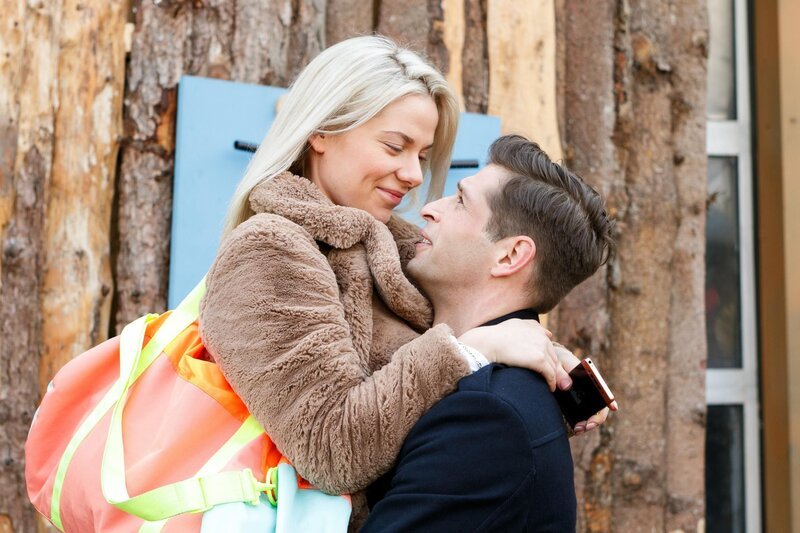 Deniz (Igor Dolgatschew) ist von der plötzlichen Nähe zu Marie (Cheyenne Pahde) überrascht. – Bild: RTL /​ Kai Schulz